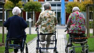 Drei Rentnerinnen sitzen auf ihren Rollatoren