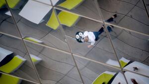 Das Spielgelbild einer Bedienung