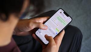 Jugendlicher schreibt eine WhatsApp-Nachricht