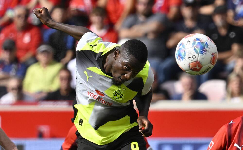 Serhou Guirassy trifft in Hoffenheim per Kopf für den BVB.