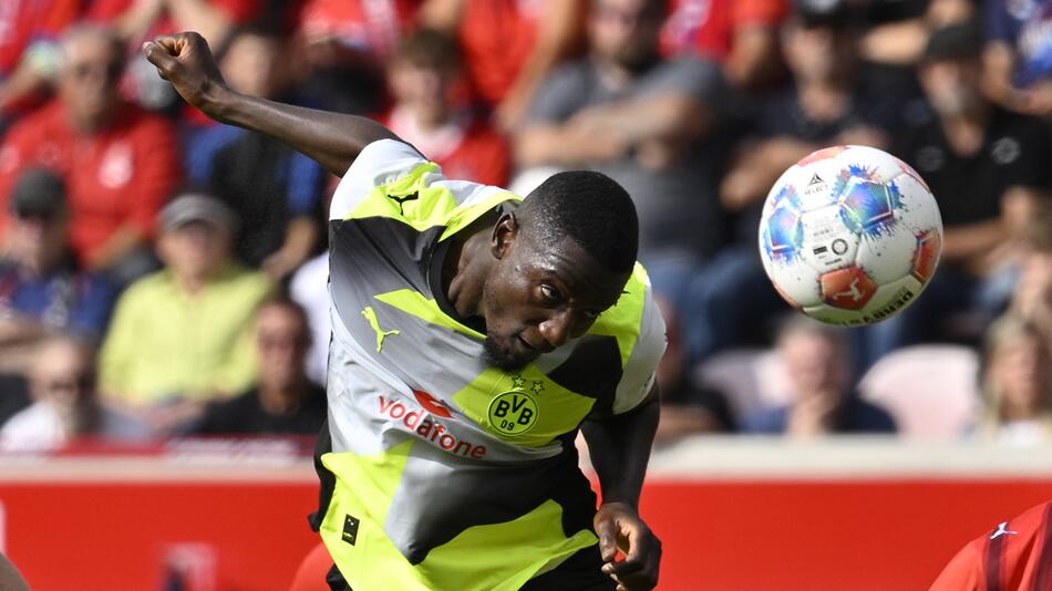 Serhou Guirassy trifft in Hoffenheim per Kopf für den BVB.