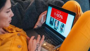 Frau shoppt online