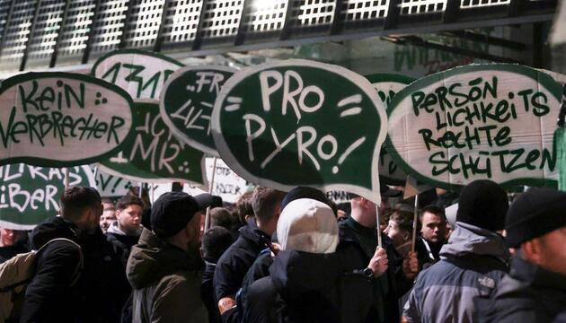 Demonstration gegen verschärfte Sicherheitsmaßnahmen beim Fußball