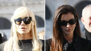 Donatella Versace (l.) und Anne Hathaway bei der Ankunft zur Trauerfeier für Valentino.