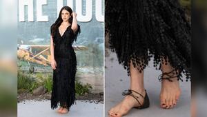 Margaret Qualley setzt auf die kontroversen "Barefoot Sandals" von Chanel.