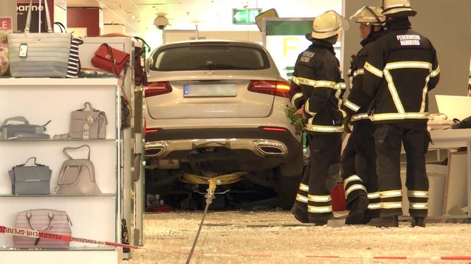 Auto fährt in Kaufhaus