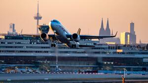 Flughafen Köln-Bonn: Ein Flugzeug hebt gerade ab