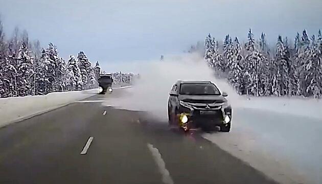 Auf eisglatter Straße: Überholaktion löst fast Horrorcrash aus