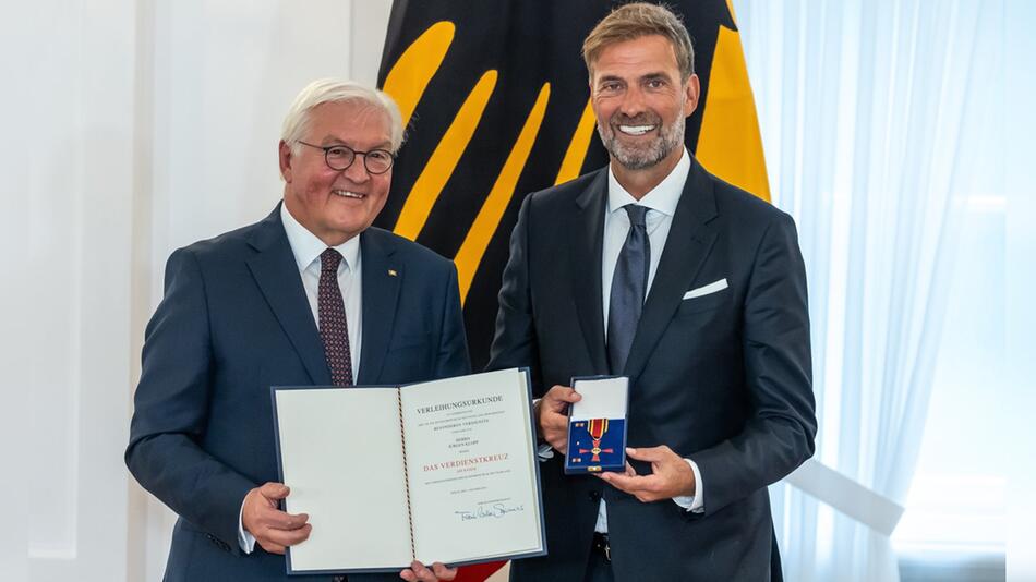 Bundesverdienstkreuz in Berlin: Jürgen Klopp mit Frank-Walter Steinmeier im Schloss Bellevue bei ...