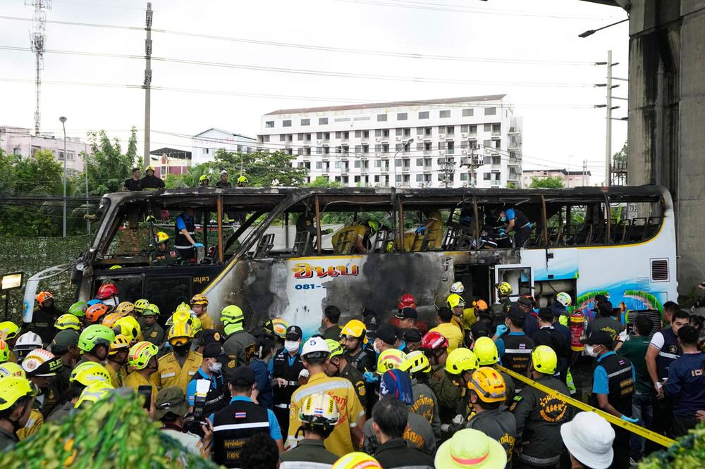 Thailand - Schulbus gerät in Brand