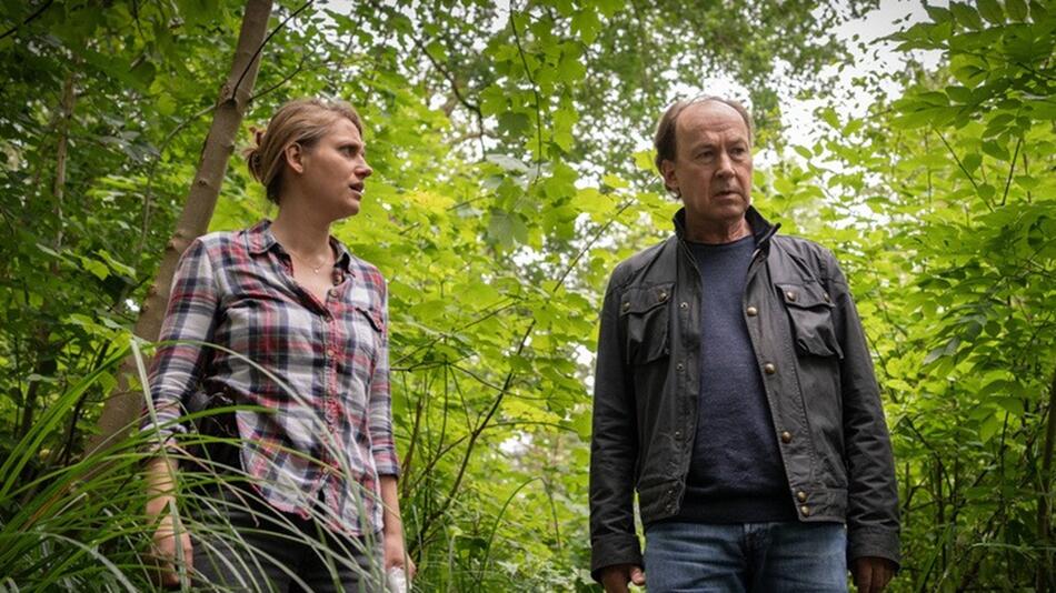 "Stiller und der Wolf im Schafspelz": Kira Engelmann (Bettina Burchard) und Jakob Stiller ...