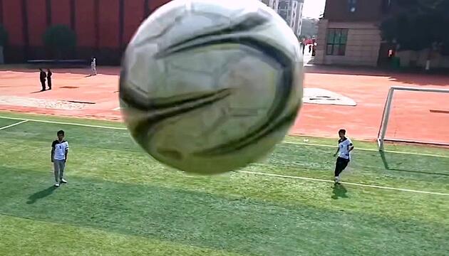 Volltreffer: Nachwuchsfußballer schießt Drohne vom Himmel