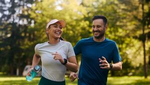 Wer sich beim Joggen noch gemütlich unterhalten kann, befindet sich in der Zone 2.