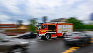 Feuerwehrfahrzeug mit Blaulicht im Straßenverkehr