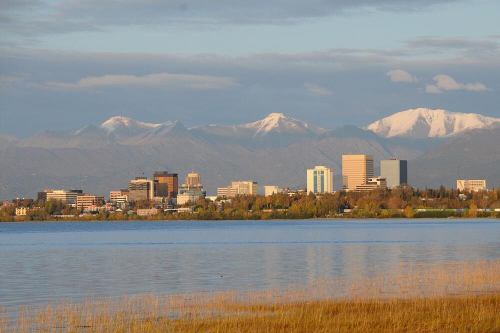 Skyline von Anchorage im Herbst