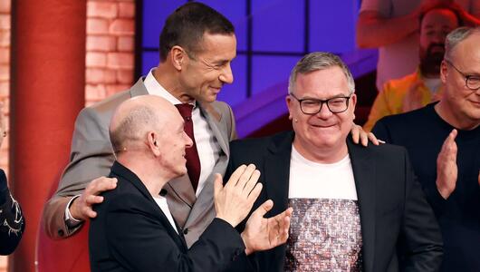 "Wer weiß denn sowas XXL": Moderator Kai Pflaume und Teamkapitän Bernhard Hoëcker (l.) ...