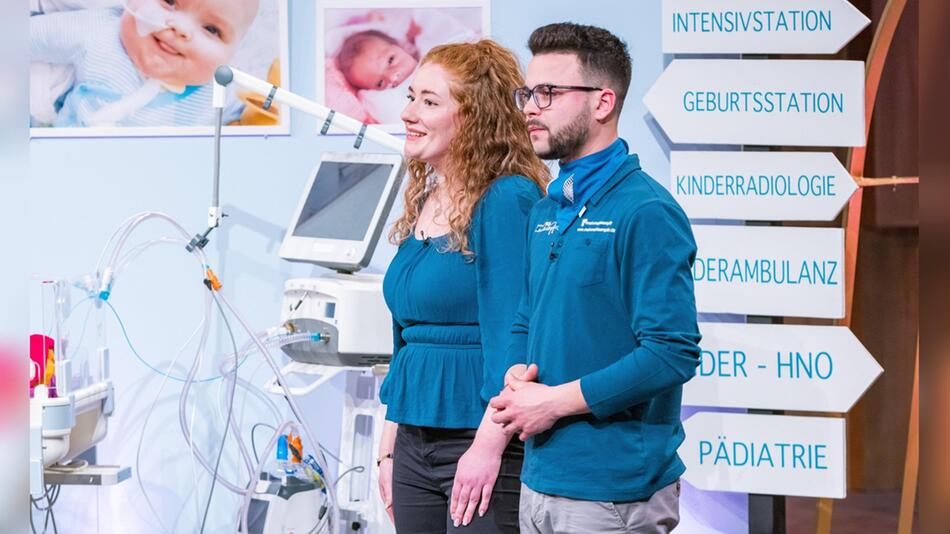 Präsentieren Kleidung für Frühchen: Jennifer und Oliver Tlusteck.