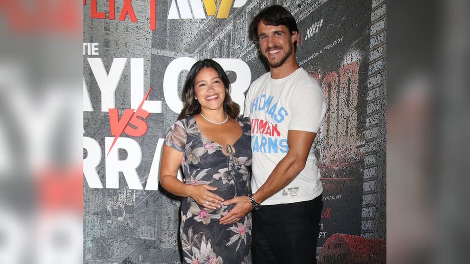 Gina Rodriguez und ihr Ehemann zeigten bei einem Netflix-Boxkampf ihren Babybauch.