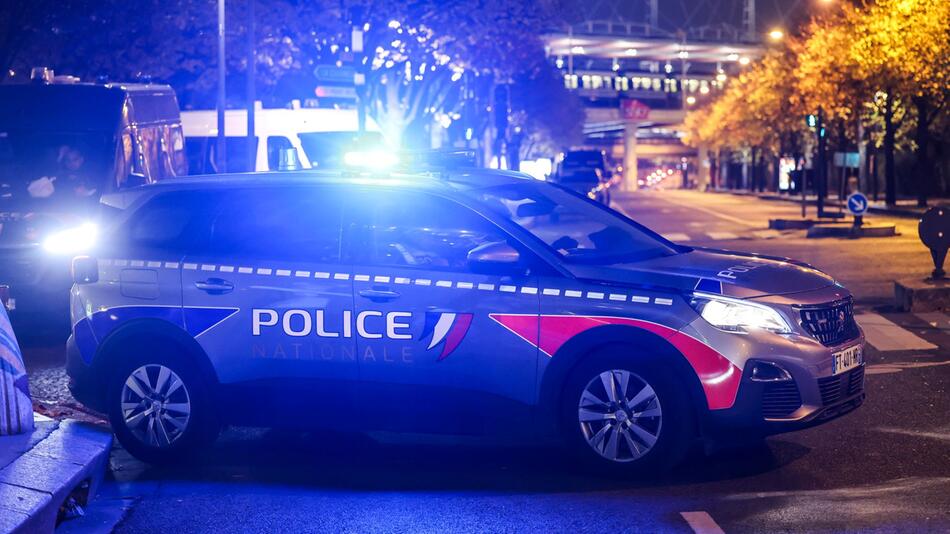Auto fährt nach Streit in Bar in Menge: Toter und Verletzte