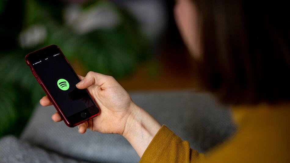 Das Logo der App Spotify auf einem Smartphone