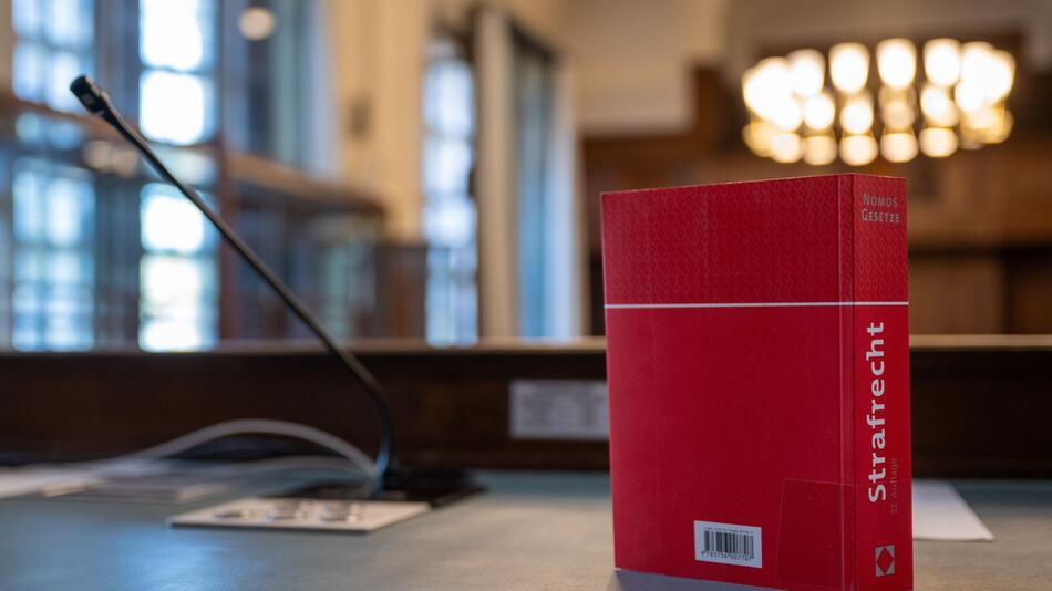 Das Gesetzbuch "Strafrecht" steht auf einem Tisch im Gericht