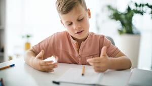 Mädchen, das mit Fingern zählt. 