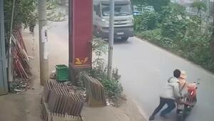 Polizist hält einen Rollerfahrer ohne Helm an – das endet beinahe tödlich