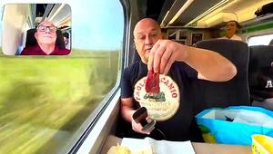 Kulinarische Zugfahrt: Fußballfan grillt Steaks mit Glätteisen