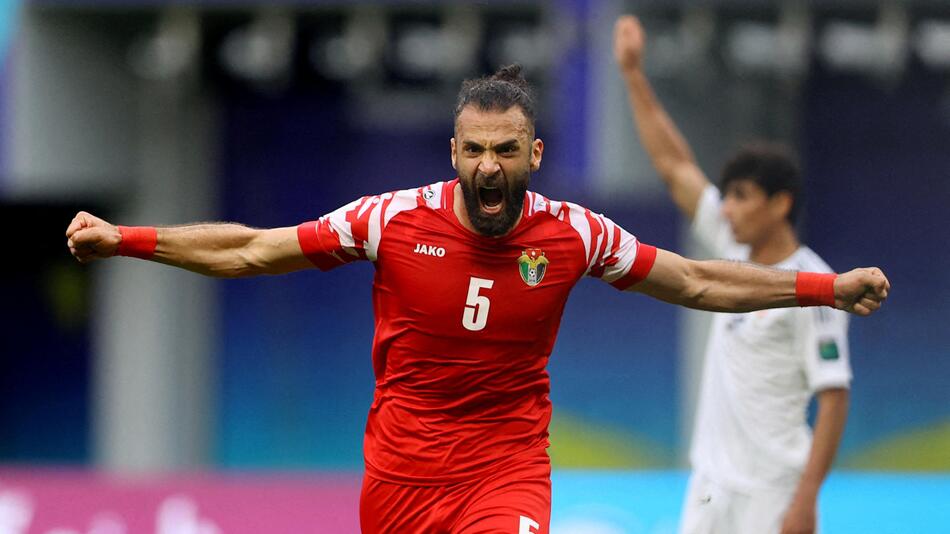Jordaniens Yazan Al-Arab feiert seinen Treffer für Jordanien gegen den Irak