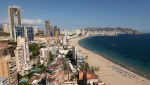 Skyline von Benidorm hinter dem Strand Ponent