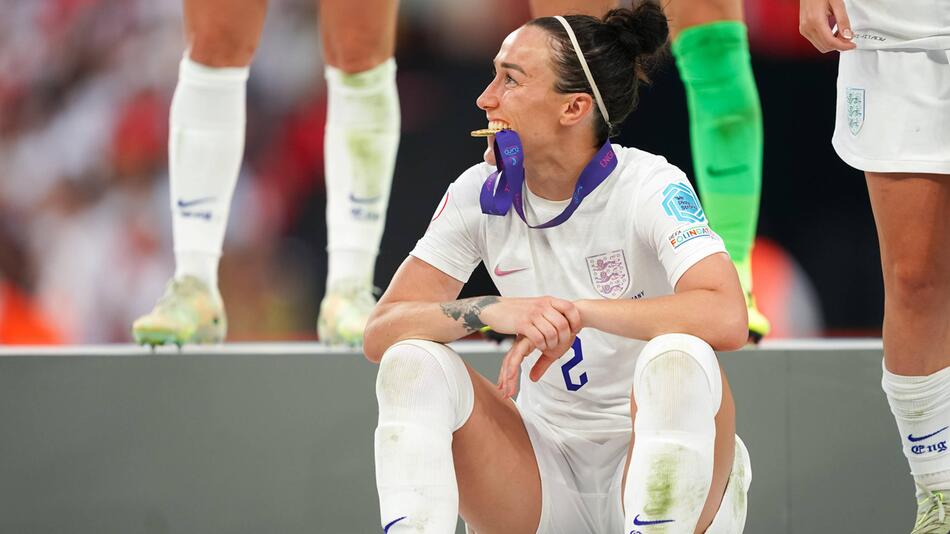 Überglücklich beißt Lucy Bronze 2022 im Londoner Wembley auf ihre EM-Goldmedaille.