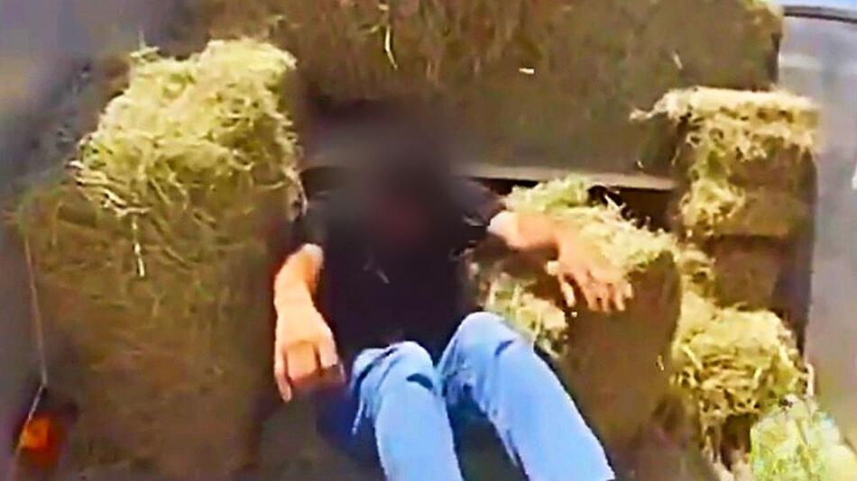 Dreister Menschenschmuggel: Migranten in Texas unter Heuballen entdeckt