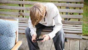 Ein Jugendlicher nutzt ein Smartphone