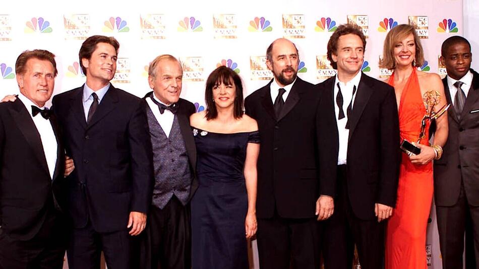 Martin Sheen (ganz links) und weitere Cast-Mitglieder der Serie "The West Wing" werden im Weißen ...