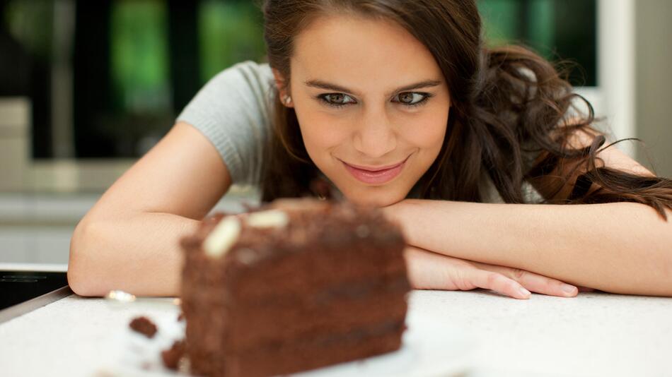 Frau schaut Kuchen an