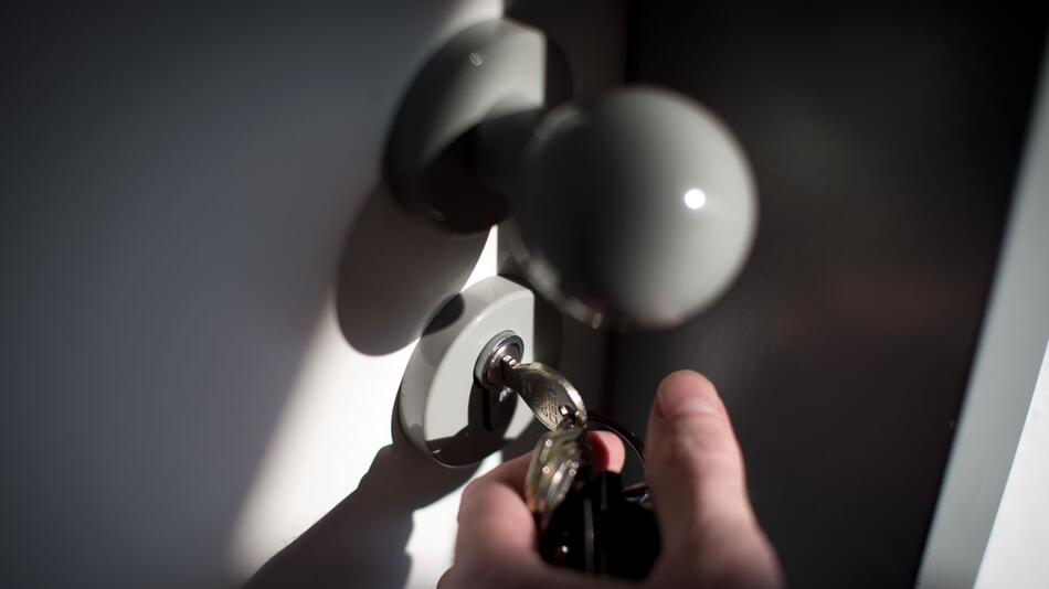 Ein Schlüssel steckt im Schloß einer Wohnungstür