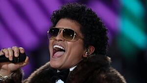 Bruno Mars tritt bei den Grammys auf.