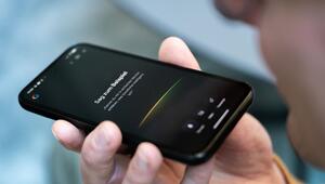 Ein Mann nutzt die Funktion Search Live von Google