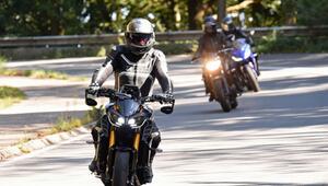 Motorradfahrer auf Landstrasse
