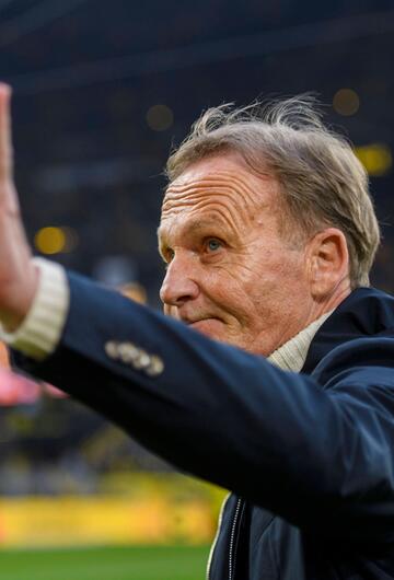 BVB-Geschäftsführer Hans-Joachim Watzke grüßt ins Dortmunder Publikum