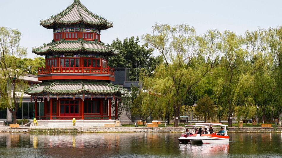 Touristenboot auf dem Houhai-See in Peking