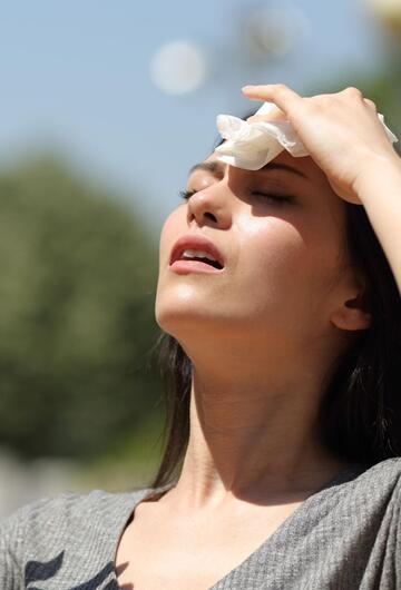 Frau in der prallen Sonne