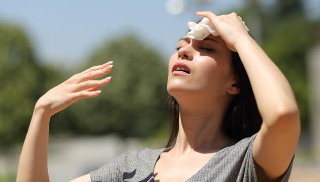 Frau in der prallen Sonne