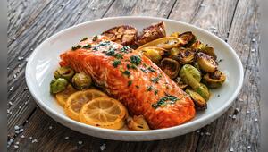 Das perfekte Gericht zum gesunden Schlemmen: Lachssteak serviert mit geröstetem Rosenkohl.