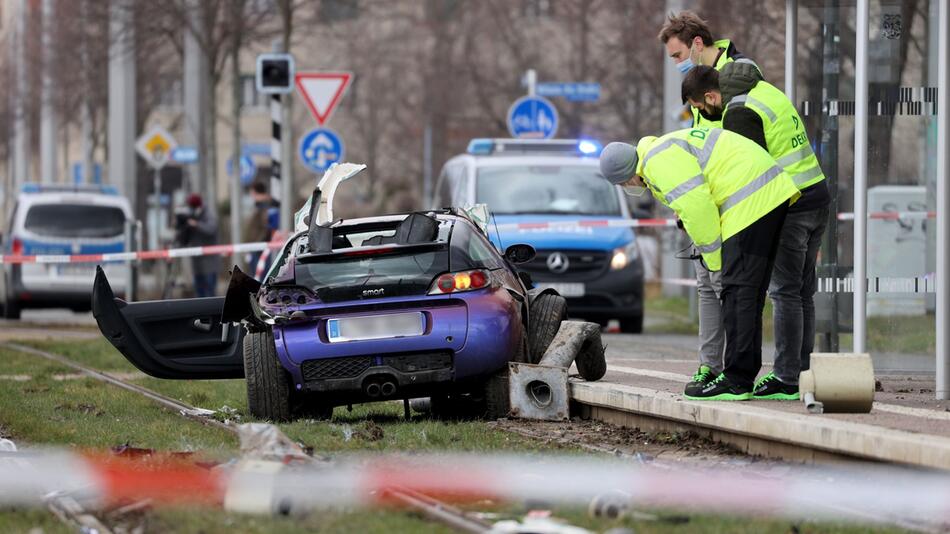 Auto fährt in Leipzig in Menschengruppe