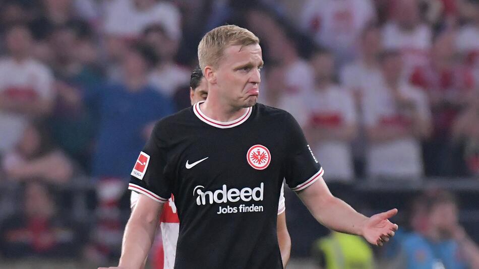 Donny van de Beek (Eintracht Frankfurt) sieht ratlos in die Gesichter seiner Mitspieler