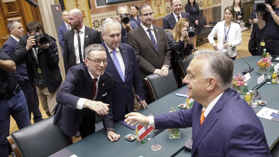 Orbán (re) begrüßt Kickl (li) und Rosenkranz (M.)