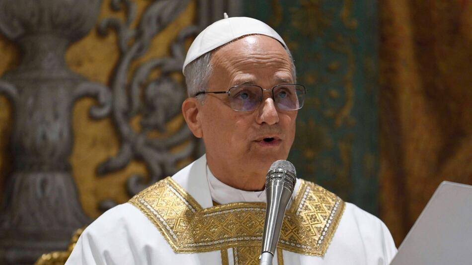 Papst Leo XIV. bei seiner ersten Messe als neuer Pontifex in der Sixtinischen Kapelle in Rom.