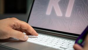 Ein Mann nutzt einen KI-Assistenten auf einem iPad und iPhone