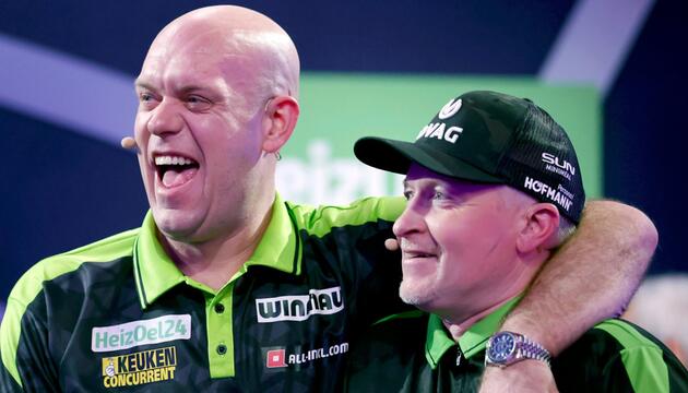 Profi Michael van Gerwen (l.) siegte bereits zum vierten Mal bei der "Promi-Darts-WM" - diesmal ...